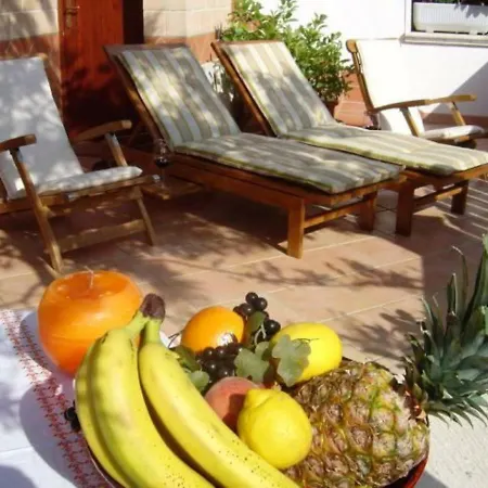 Semesterbostad Yellow Beach House
